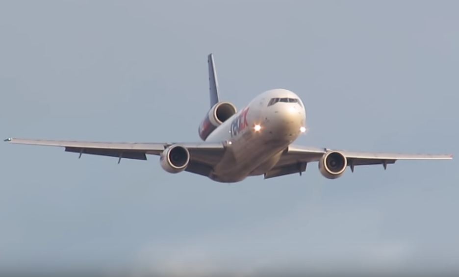 Vídeo MD-10-10F Aproximação Trem de Pouso Recolhido