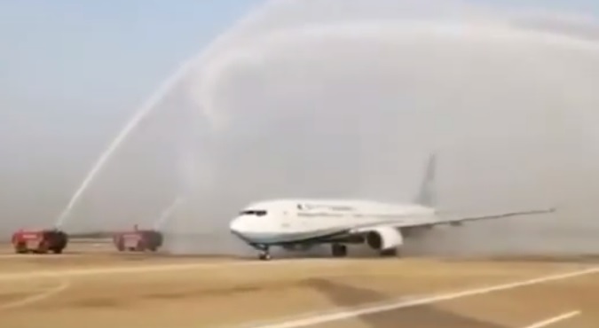 Vídeo batismo aeronave reabertura aeroporto Wuhan