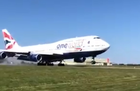 Vídeo pouso Jumbo 747 British Cotsworld