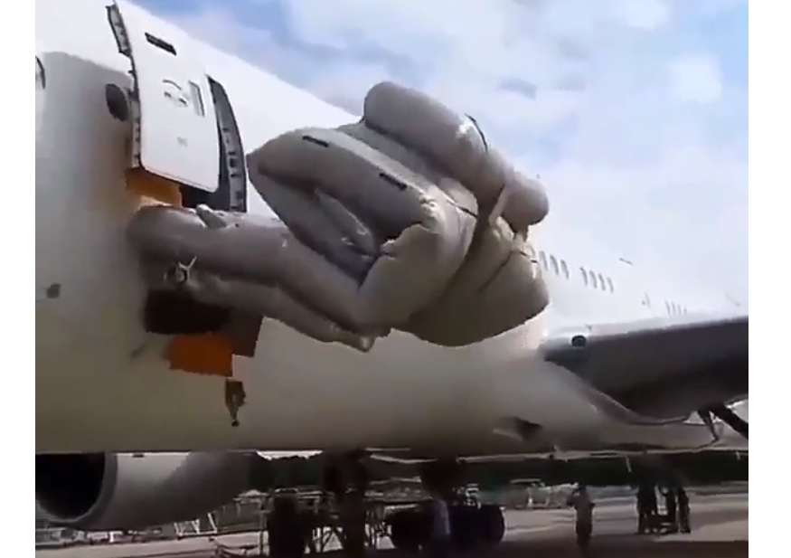 Vídeo Teste Escorregadeira de Emergência Inflada Boeing 777
