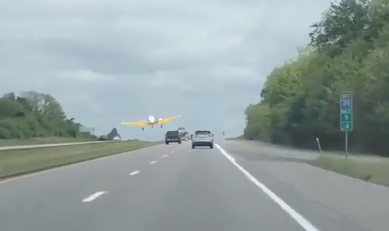 Vídeo avião pousa rodovia Kansas City