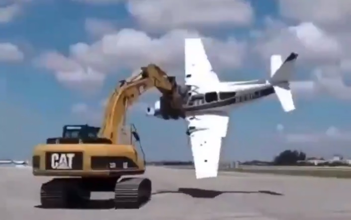 Vídeo Operador Trator Brincando Avião Real