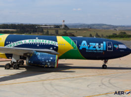 Avião Airbus A330-200 Azul Bandeira Brasil