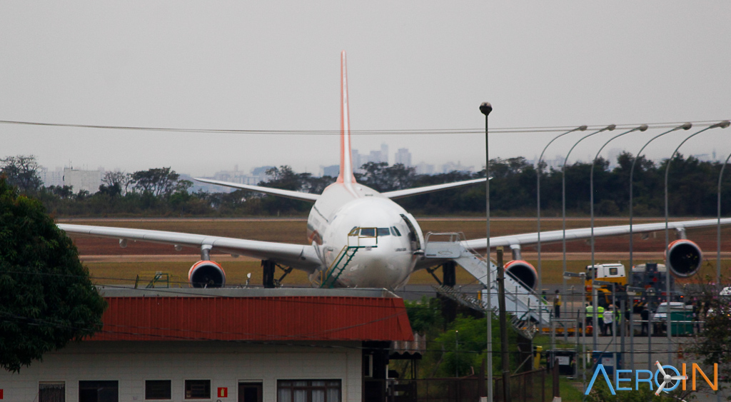 Avião Airbus A340-300 Kam Air