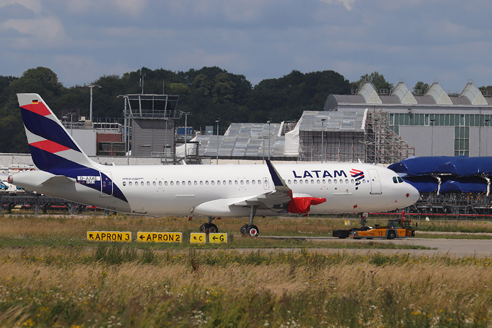 Um novo A320neo da LATAM Brasil emerge da fábrica da Airbus após meses