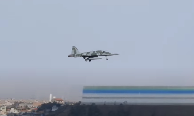 Vídeo caça F-5 FAB treinando Guarulhos São Paulo