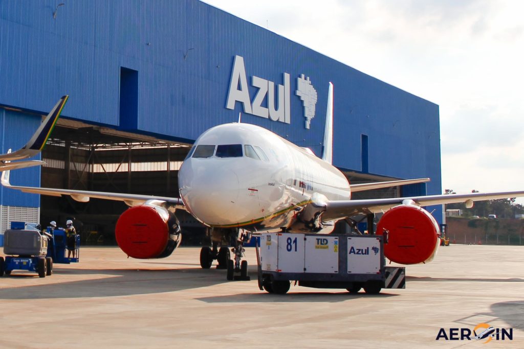 Avião Airbus A320neo Hangar Manutenção Azul