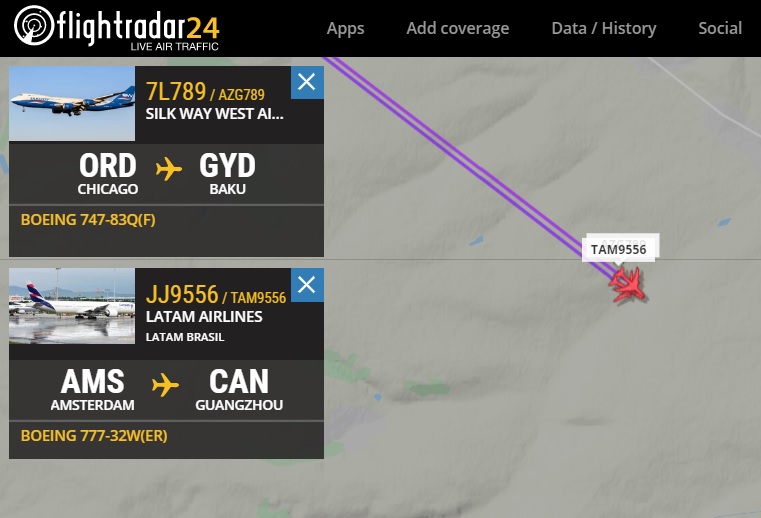 FlightRadar24 Voo Boeing 747 voando acima Boeing 777 LATAM