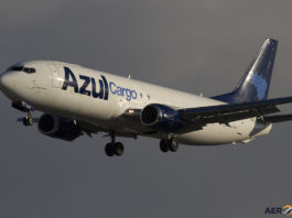 Avião Boeing 737-400F Azul Cargo