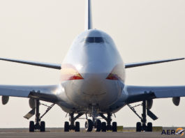 Avião Boeing 747-400F Kalitta Air Frente
