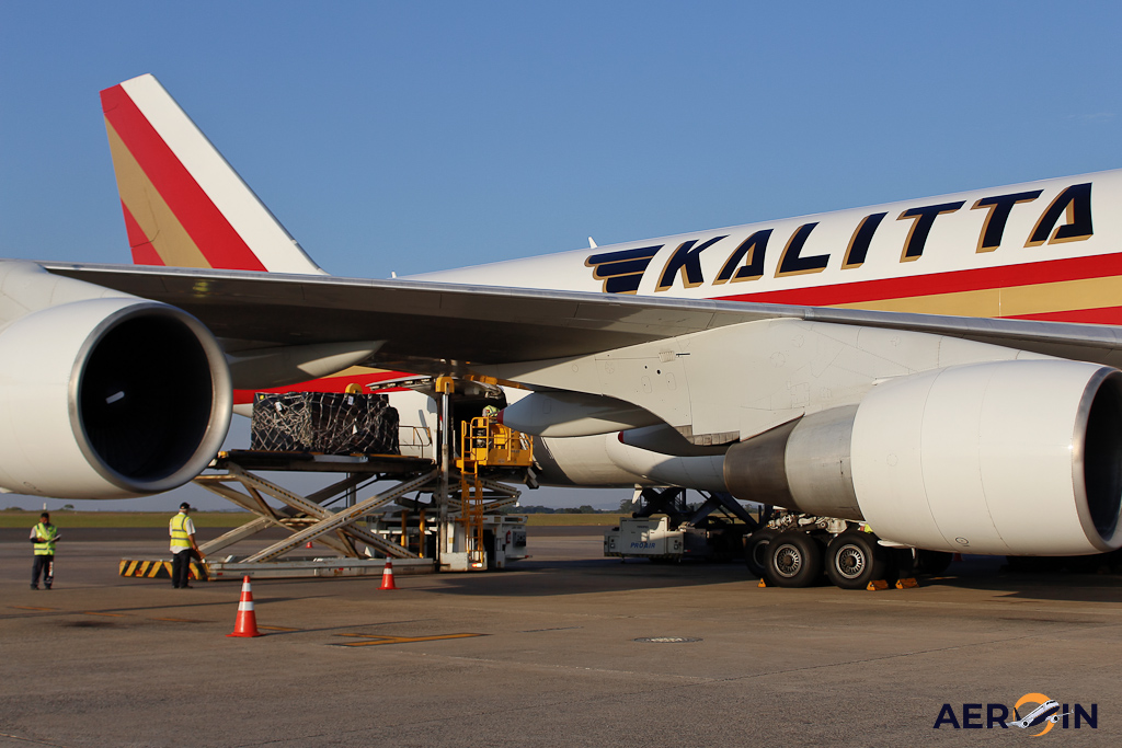 Avião Boeing 747-400F Kalitta Air Descarregando Carga