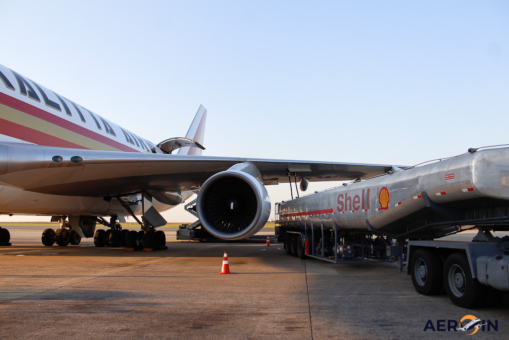 Avião Boeing 747-400F Kalitta Air Abastecimento Combustível