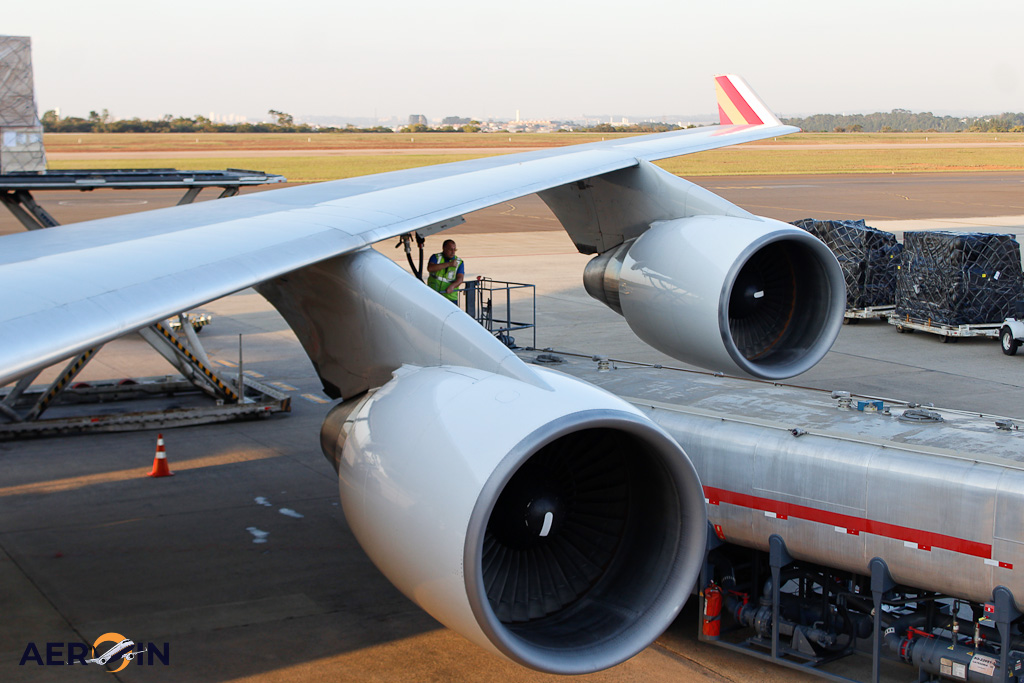 Avião Boeing 747-400F Kalitta Air Motores Asa Abastecendo Combustível
