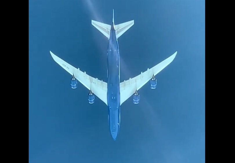 Vídeo Boeing 747-8F voando sobre 777-300ER LATAM