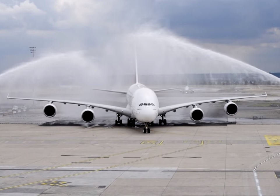 Vídeo Emirates A380 de volta a Paris