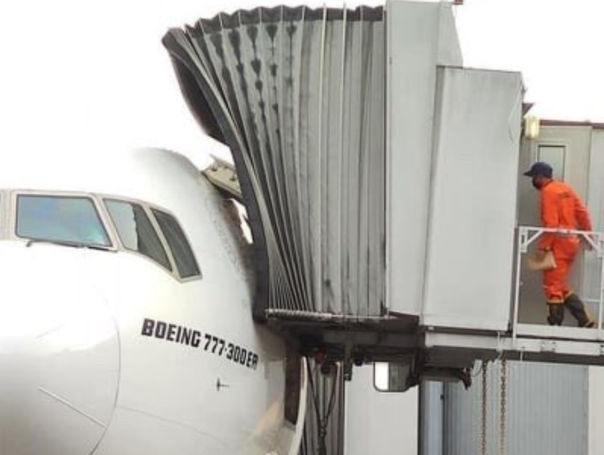 Boeing 777 Emirates Porta Arrancada Ponte de Embarque