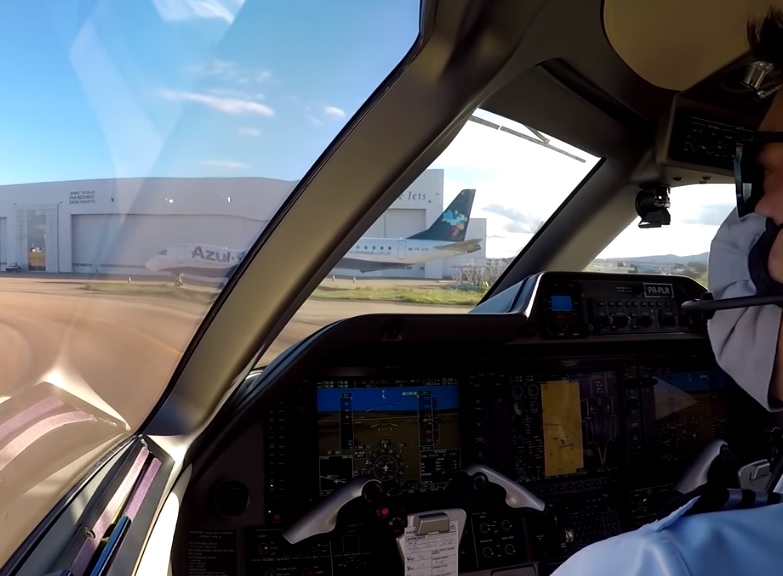 Vídeo piloto levar avião manutenção Embraer