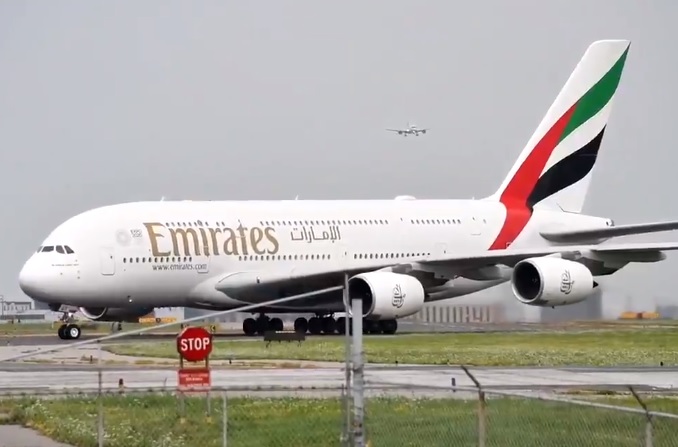 Avião Airbus A380 Emirates Volta Toronto Canadá