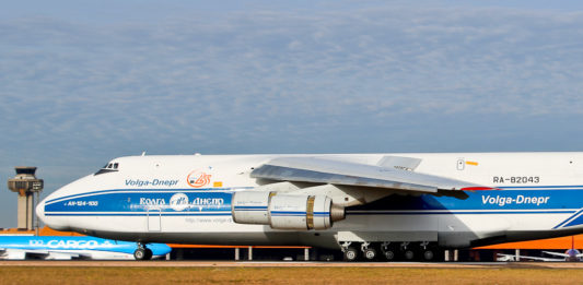 Avião Antonov AN-124 Volga-Dnepr