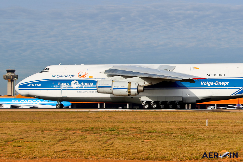 Avião Antonov AN-124 Volga-Dnepr