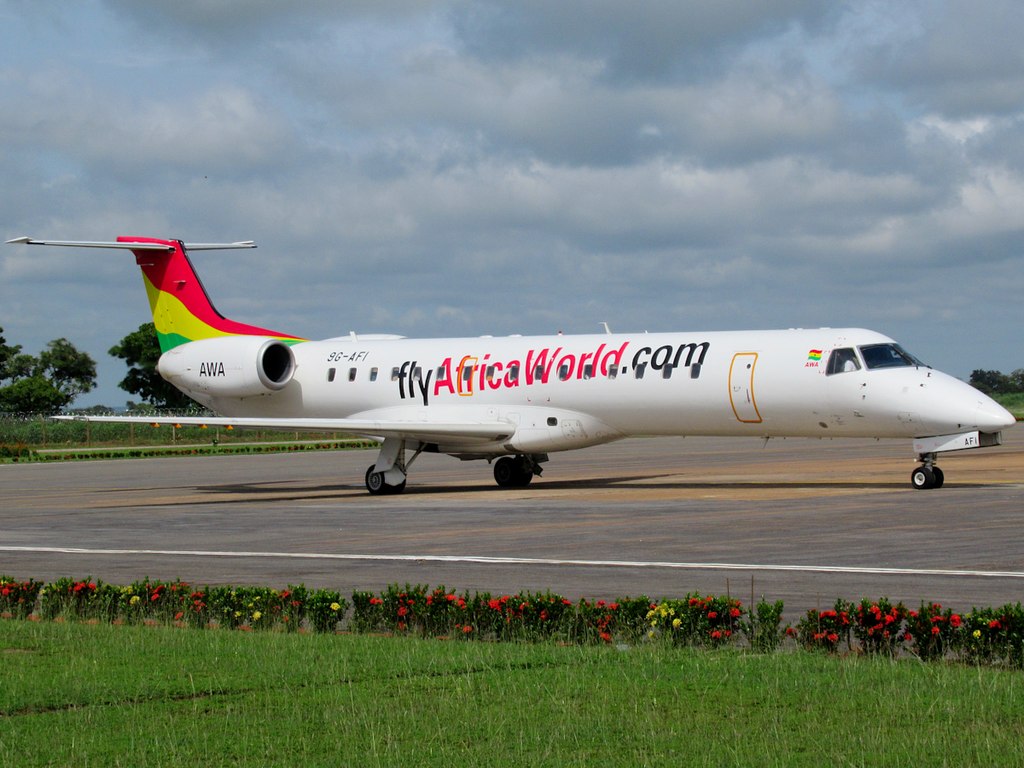 Avião Embraer ERJ 145 Africa World Airlines