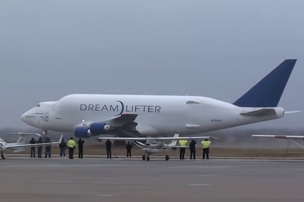 Boeing 747 Dreamlifter Jabara Decolagem