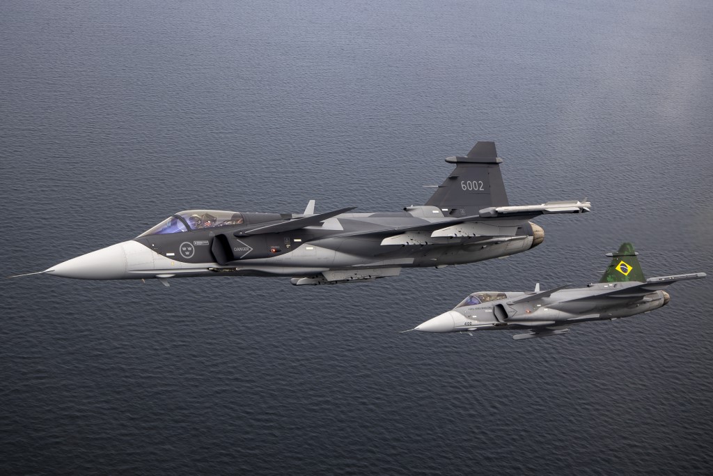 SAAB divulga imagens dos caças Gripen NG sueco e brasileiro voando juntos
