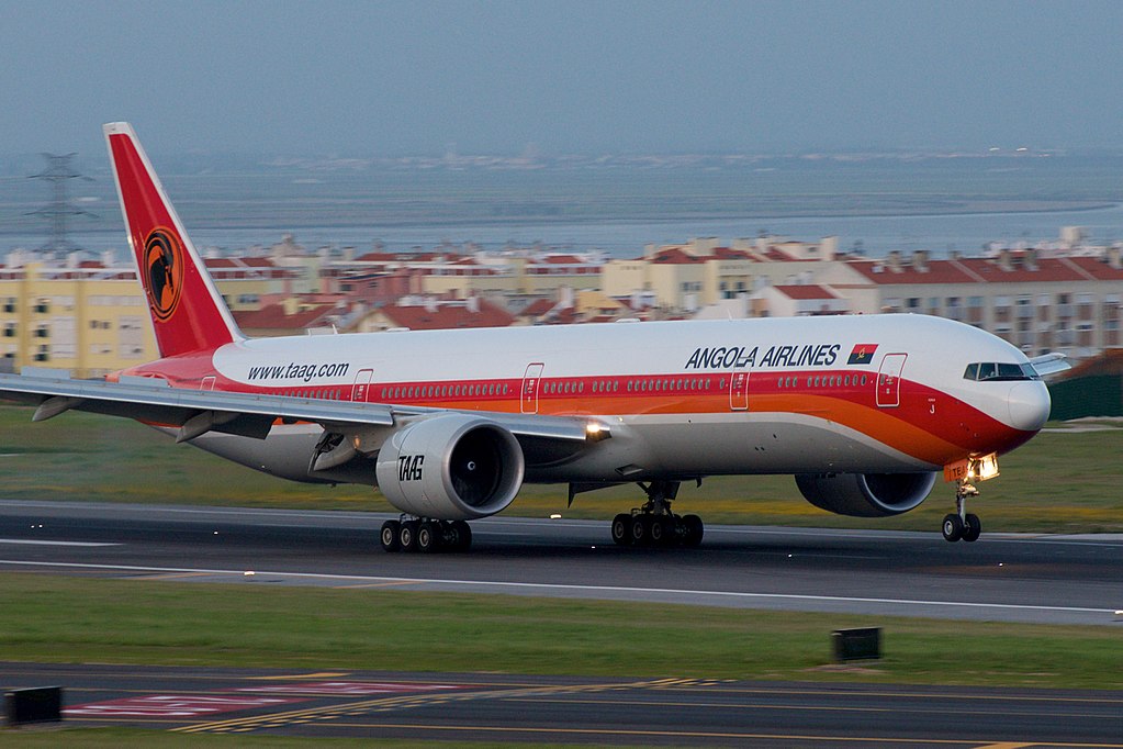Avião Boeing 777-300 TAAG Angola Airlines