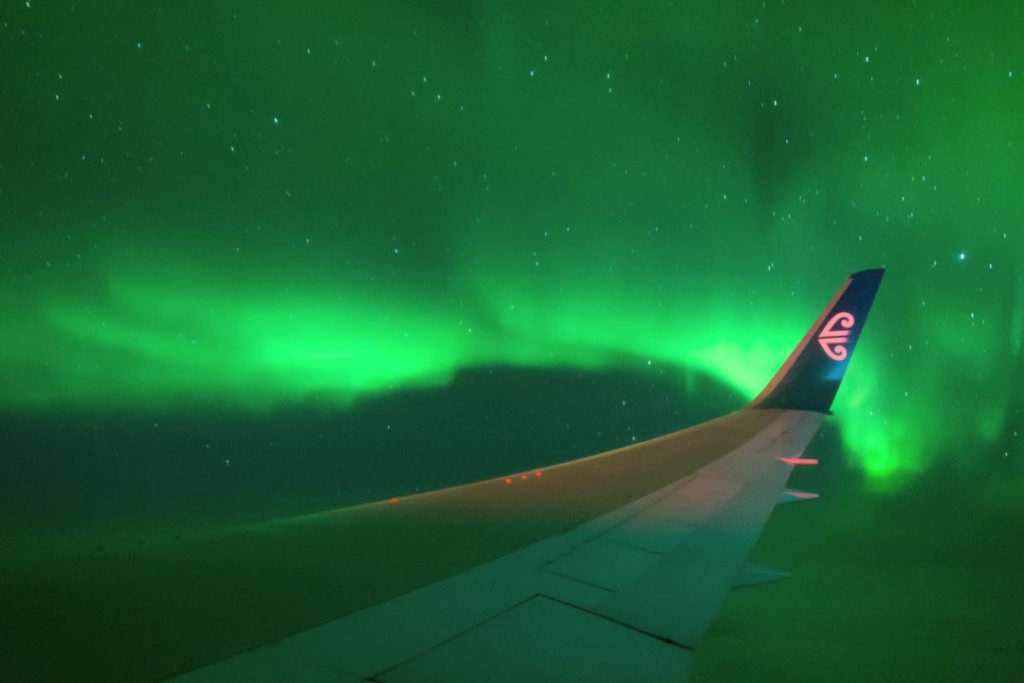 Voo incrível! Companhia aérea leva passageiros para verem aurora da janela  do avião