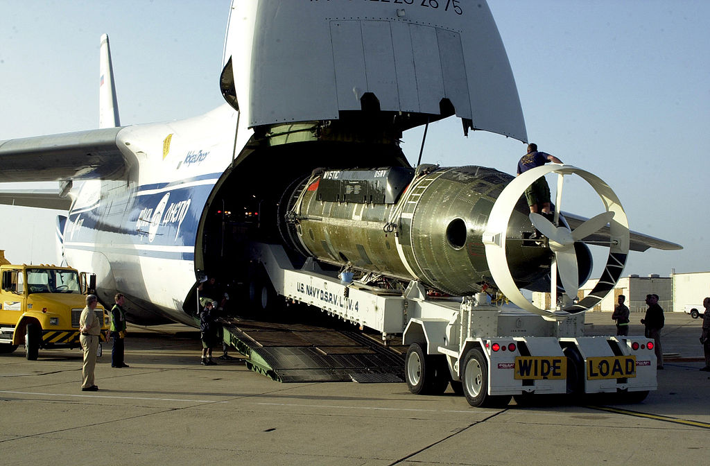 Avião Antonov AN-124 Embarca DSRV-1 Mystic