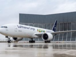 Avião Lufthansa Cargo Boeing 777F Human Cargo Care
