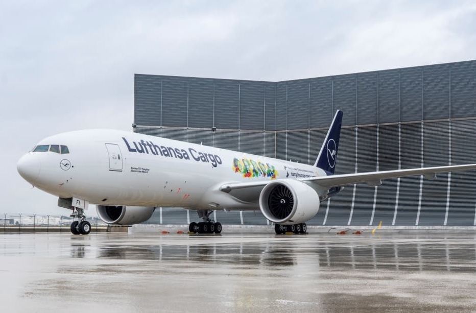 Avião Lufthansa Cargo Boeing 777F Human Cargo Care