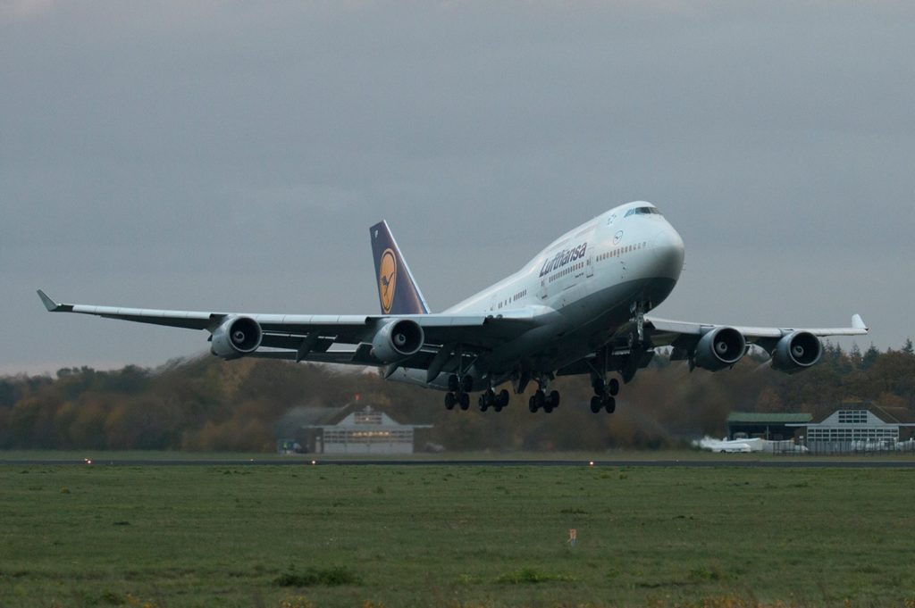 Avião Jumbo Boeing 747-400 Lufthansa