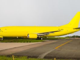 Avião Boeing 737-400F Sideral Linhas Aéreas Amarelo