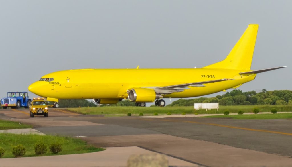 Avião Boeing 737-400F Sideral Linhas Aéreas Amarelo