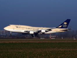Avião Jumbo Boeing 747-400F Saudi Arabian Cargo Saudia