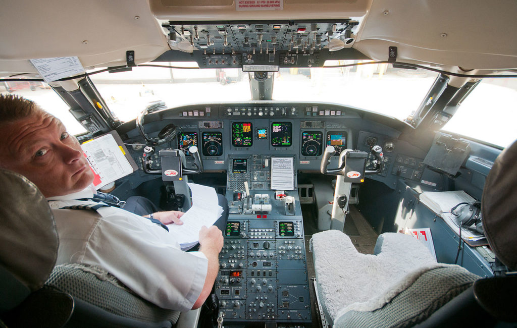 Bombardier CRJ-900 Cockpit plane