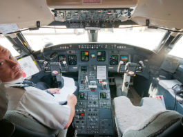 Avião Bombardier CRJ-900 Cockpit