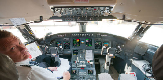 Avião Bombardier CRJ-900 Cockpit