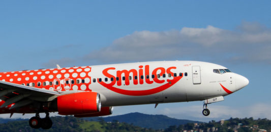 Avião Boeing 737-800 Gol Smiles