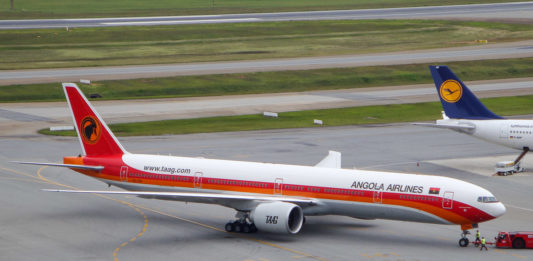 Avião Boeing 777-300 TAAG Angola