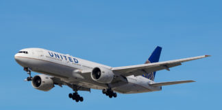 Avião Boeing 777 faz descida acentuada sobre o Atlântico após rachadura no para-brisa