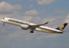 Atriz e cantora processa empresa aérea após espeto de madeira quebrado causar danos às suas cordas vocais Avião Airbus A350-900 Singapore Airlines