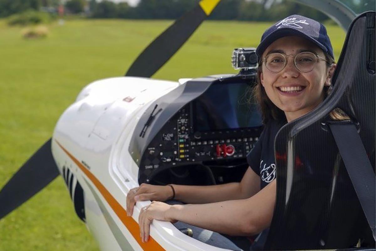 Piloto mais jovem do país, menina de 9 anos quer ser exemplo para mulheres  - 15/11/2020 - UOL Universa