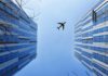 Setor aéreo se prepara para transportar 10 bilhões de passageiros anuais com avanços tecnológicos airplane near blue and grey building