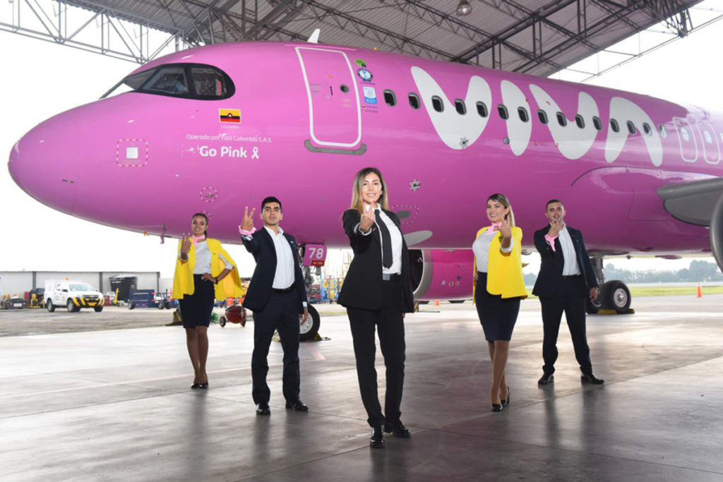 Avião é pintado totalmente de rosa por empresa colombiana, em apoio a  causas sociais