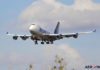 Boeing 747 cargueiro retorna ao aeroporto de origem após vazamento hidráulico ser detectado em voo e deixar fluido na pista