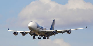 Boeing 747 cargueiro retorna ao aeroporto de origem após vazamento hidráulico ser detectado em voo e deixar fluido na pista