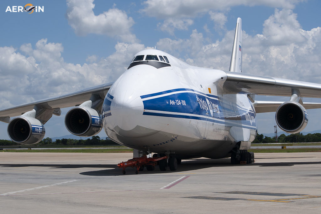Para economizar no estacionamento, enorme Antonov passa o dia em Confins