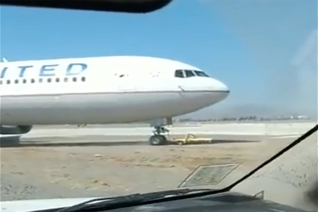 Grabaciones de video de un avión de United perdiéndose de control en el patio del aeropuerto de Santiago